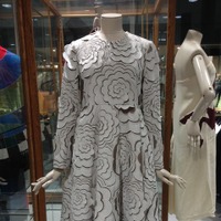2006年発表のドレス。ドーバーストリートマーケット・ギンザでの「クロエ」のアーカイブ展