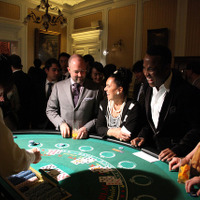 会場ではカジノでゲストをもてなすアトラクションも。