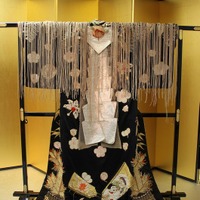 三越の秘蔵コレクションの歌舞伎衣装、六世尾上菊五郎（〜1946)が演じた助六・揚巻の衣装。黒繻子地正月飾模様縫打ち掛け