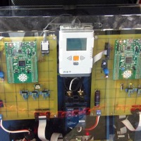 走行制御のコントローラにLEGO社のNXTと、モータ制御にSTマイクロ製のCPUボード。下側ににはモータのドライバー回路も見える