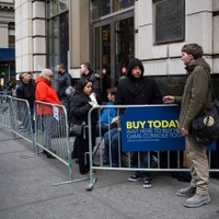 ニューヨークで発売を待つ人たち　(c) Getty Images