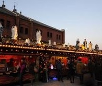 11月22日から12月25日にはうめきた広場に「ヒュッテ（ヨーロッパ式の山小屋）」が登場。本場ドイツさながらのクリスマスの雰囲気が楽しめる