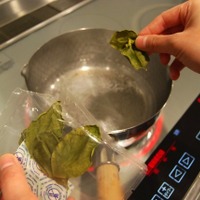 「トムヤムクン 手作りセット」に付属している、こぶみかんの葉。タイハーブの中でもメジャーな食材です。