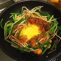 パッタイを炒めているところ。味付けソースは、日本のタイ料理屋で食べるパッタイよりも濃厚で、異国の風味がしました。