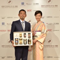 「日本インスタントコーヒー協会フォトコンテスト表彰式」に出席したともさかりえ（右）と為末大氏
