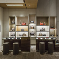 ルイ・ヴィトン新宿店1階はウィメンズアイテムのバッグ、革小物、アクセサリー類