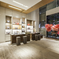 ルイ・ヴィトン新宿店1階はウィメンズアイテムのバッグ、革小物、アクセサリー類