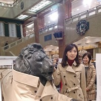 100年コートをまとったライオン像の除幕