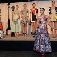 alice + oliviaデザイナーのステイシー・ベンデットさんニューヨークファッションウィークで開催されたalice + olivia14SSコクションのプレゼンテーションにて。