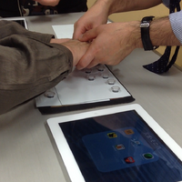 視覚障害者にiPadのイメージを伝えるために手作りのiPad原寸マグネットボードを使用した