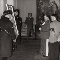 誕生日プレゼントとして贈られた絵画を鑑賞するアドルフ・ヒトラー
