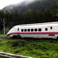 奥羽山脈を越える秋田新幹線E3系