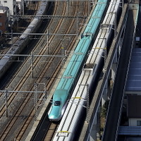 都内を走る東北新幹線E5系