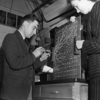 世界最初の実用プログラム式コンピューターと見なされる、ENIACの制作風景　(C) Getty Images