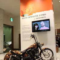メンズ館正面玄関には第84回ピッティのテーマであるバイク