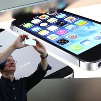 iPhoneで写真撮影するのはCEOのティム・クックそのひと。9月20日、iPhone 5s/5cの発売で