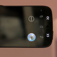 右端にはAndroid端末とほぼ同じ操作ボタンが並び、音声操作ボタンはここにも装備。よく見るとカメラもある
