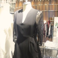 デザイナー黒河内が得意とするクラシックなデザインのドレス