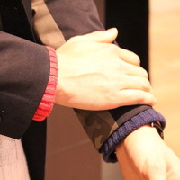 ソフネットのセーターは右腕が赤、左腕が紺、身ごろが白のトリコロールカラー