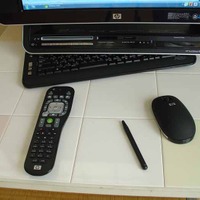 本体の下にすっきりと収まるようになっているワイヤレスキーボード、ワイヤレスマウス、スタイラスペン、HP SmartCenterやCD、DVDの操作のためのリモコン
