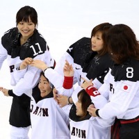 五輪を腕で形作ろうとする女子ホッケー日本選手。ソチ冬季オリンピック　(c) Getty Images