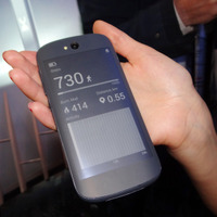 4.7型電子ペーパーディスプレイを搭載した「YotaPhone」の最新モデル