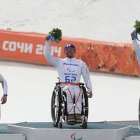 ソチ冬季パラリンピック、アルペンスキー男子滑降座位表彰台　(c) Getty Images
