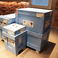 ブリティシュ・カウンシル所蔵作品を運ぶ特製のクレート（木箱）