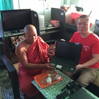 PC寄贈の模様（2014年3月12日ミャンマーの寺院にて）