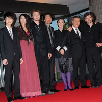 　「第20回東京国際映画祭」最終日の28日、クロージングセレモニーの会場となった渋谷のBunkamuraオーチャード・ホール前にはレッドカーペットが敷き詰められ、各国から集まった映画人たちが続々と来場した。