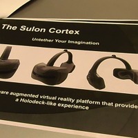 Sulon Tecnologies Inc.のブースで紹介されていた頭部装着型デバイスのコンセプトモデル。いま開発中のプロトタイプは3Dスキャナが大きいため、まだ無骨だった