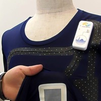 素材にセンサを付けて、心拍数・心電波形を測れる機能性着衣「hitoe」。Bluetoothでスマートフォンへデータを転送。ネーミングは十二単から来ている