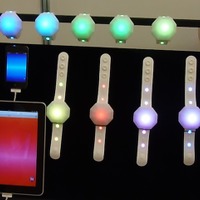 「Mステ シンクロライブ」で使われたLEDリストバンド。リストバンドのLEDと、ステージ照明、スマートフォンの画面のカラーが同系色でシンクロ