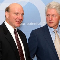 寄付の報告をするクリントン前大統領とスティーブ・バルマーCEO