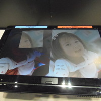 シャープのブースで展示されていた光学フィルム。液晶ディスプレイの上に乗せるだけで、どんな角度からでも画面がきれいに見える。写真右がフィルム適用時。写真左は一部フイルムを適用（顔の部分）。
