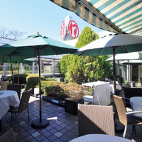 本館7階の「チャヤマクロビレストラン」のテラス席から日本庭園を眺める