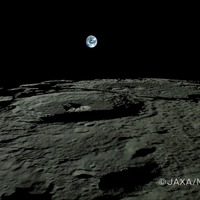 11月7日14時52分（日本時間）撮影。月面の北極付近からの映像で、地球にはアラビア半島、インド洋などが見える