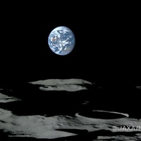 11月7日12時07分（日本時間）撮影。月面の南極付近からの望遠映像。地球の中央左にはオーストラリア大陸、右下にアジア大陸が見えているが、画面の上が地球の南になっているため、オーストラリア大陸の上下が逆になっている