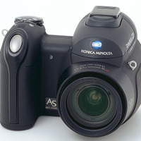 　コニカミノルタは、CCDシフト方式の手ブレ補正機構と有効400万画素CCDを搭載したデジタルカメラ「DiMAGE Z3」を8月6日に発売する。