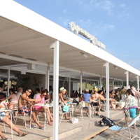 伝説のカフェ再現したビーチハウス「カフェドロペラメール」今年も葉山に出現 画像