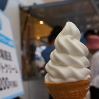 気温の上昇もあってかソフトクリームの販売には行列ができた。