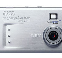 　富士フイルムアクシアは、薄さ8mmの名刺サイズで有効131万画素CMOSを搭載したデジタルカメラ「eyeplate mega（アイプレート・メガ）」を7月25日に発売する。