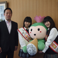 （左から）岩国市・福田市長、AKB48橋本耀、伊豆田莉奈