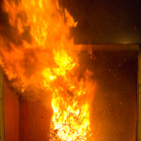 電気火災で炎上するツリー。ブログとちがってシャレにならない