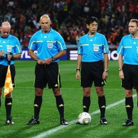 2010年ワールドカップ決勝で第4審判を務めた西村（向かって右から2人目）　(c) Getty Images