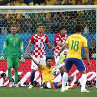 触ってないとアピールするクロアチア選手と、倒されたとアピールするフレッジ　(c) Getty Images