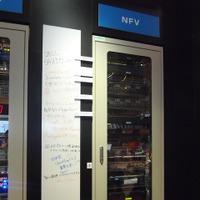 NVF系のラック。デルのブレードサーバ類が使用され、NFVのハイパーバイザーを構成。NAT用（Firefly）、ファイアフォール用（CSR1000V）、DPI用（Fortigate VM）のVMが用意されていた
