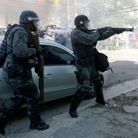 デモ隊を鎮圧する警察当局（6月12日、サンパウロ市内）　(c) Getty Images