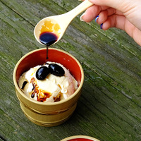 小豆島のヤマロク醤油でアイスクリームに醤油をかけて