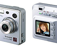 　富士写真フイルムは16日、発売後2年を経過したデジタルカメラ「FinePix F401」の一部製品に、製造上の問題があったことが判明したと発表した。